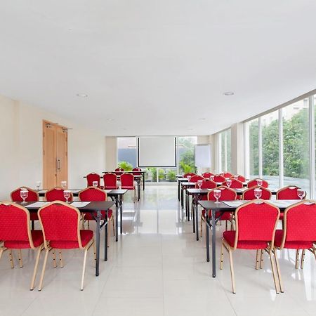 Ibis Budget Semarang Tendean Экстерьер фото