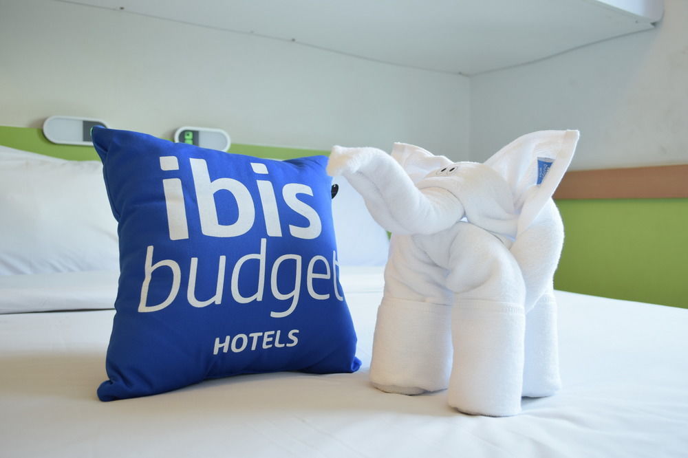 Ibis Budget Semarang Tendean Экстерьер фото