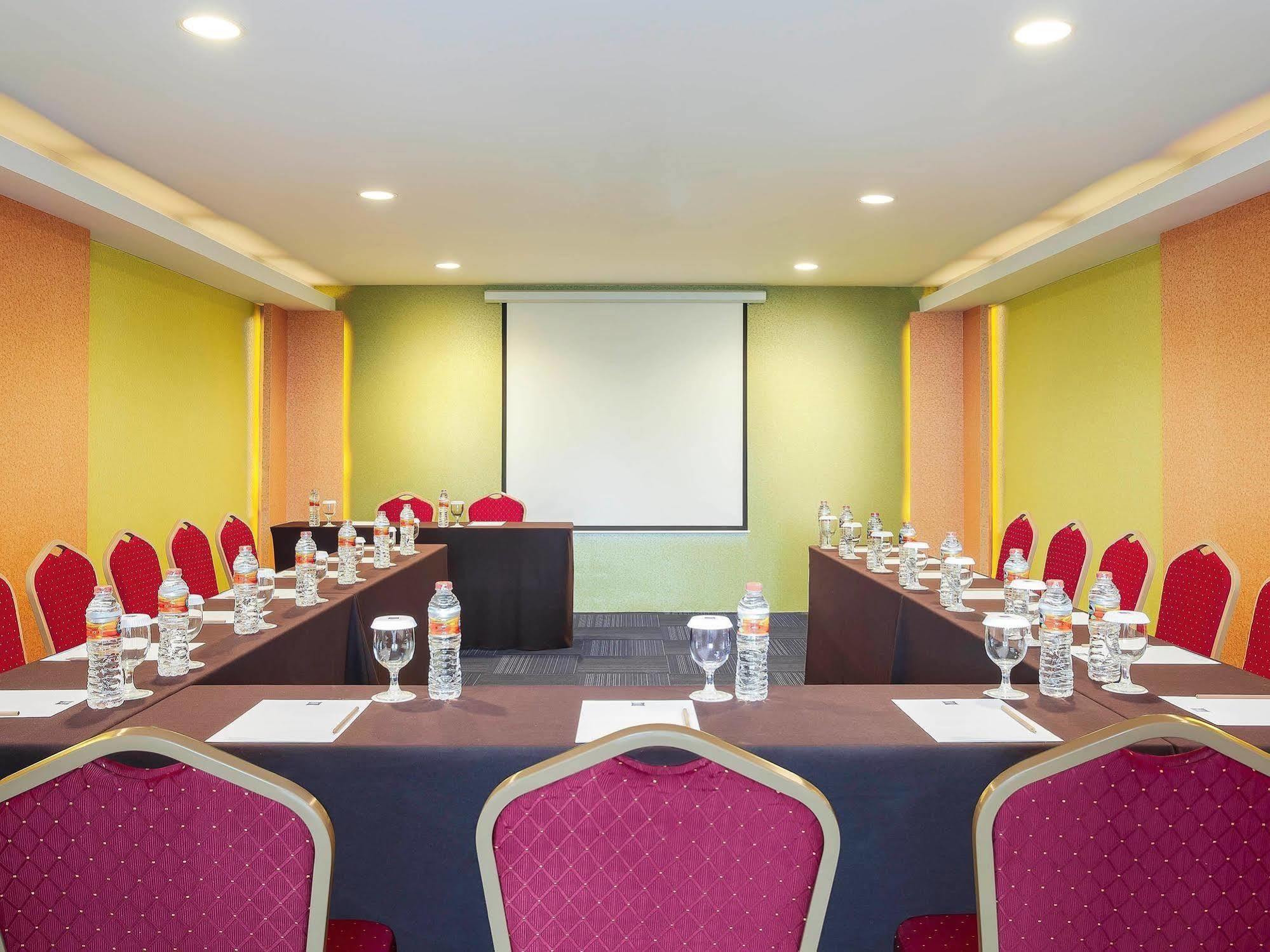 Ibis Budget Semarang Tendean Экстерьер фото