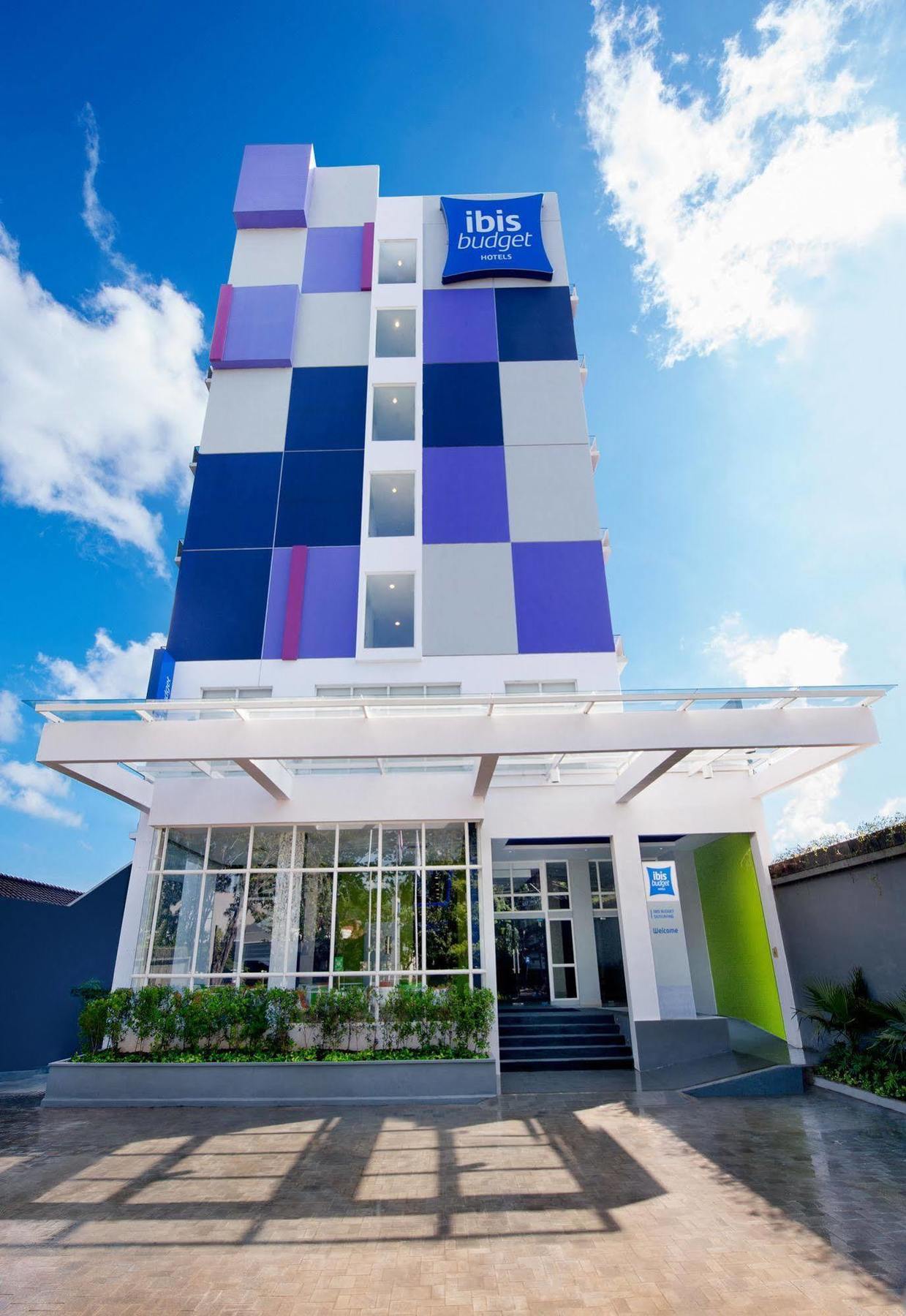 Ibis Budget Semarang Tendean Экстерьер фото