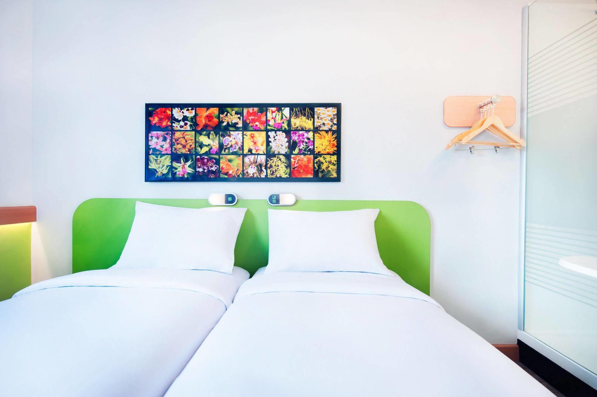Ibis Budget Semarang Tendean Экстерьер фото