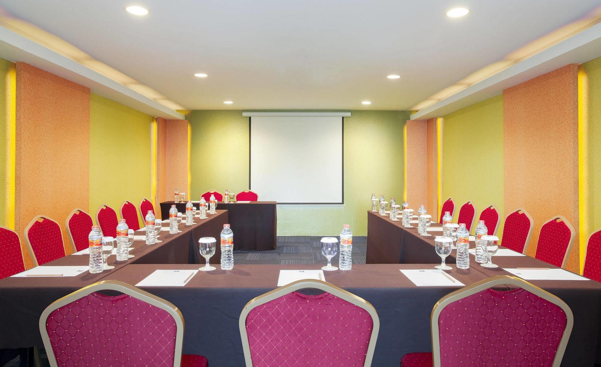 Ibis Budget Semarang Tendean Экстерьер фото